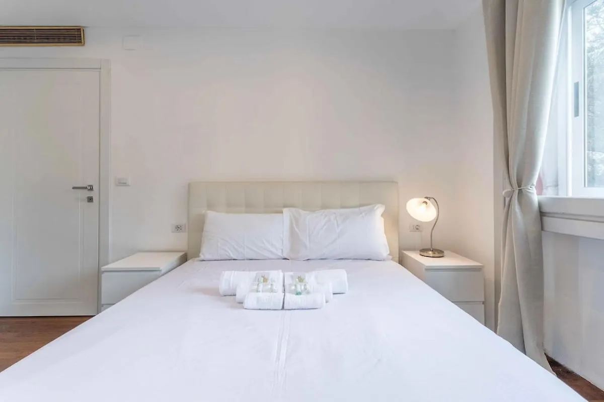 Red Line Design Studio Milan 0*,  Italie